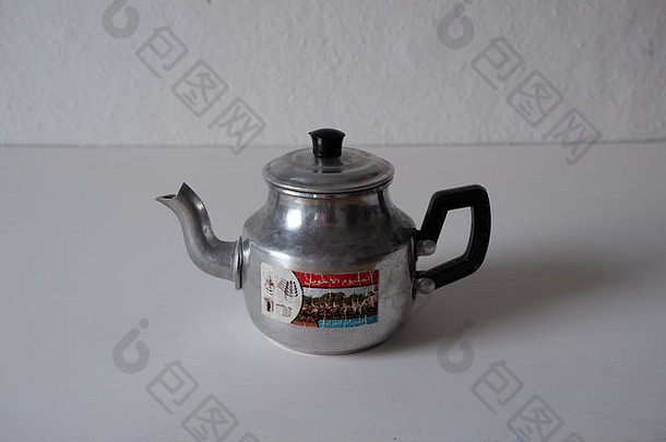 摩洛哥茶水壶使铝白色背景