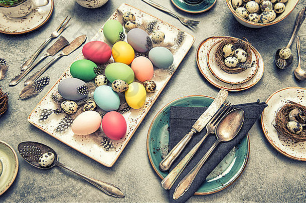 表格的地方设置装饰色彩斑斓的鸡蛋复活节晚餐古董风格健美的图片