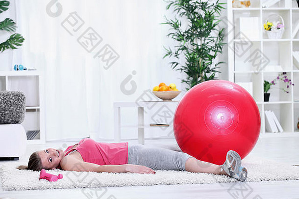 累了年轻的女人休息锻炼明亮的生活房间