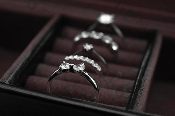 钻石环订婚环孤立的盒子婚礼环珠宝环背景