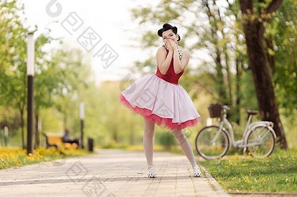 美丽的女孩粉<strong>红色</strong>的衣服发型风格<strong>舞蹈</strong>提出了公园阳光明媚的一天复古的风格照片