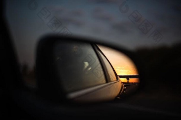 日落生动的反射车一边镜子高速公路空间文本旅行家庭有趣的概念