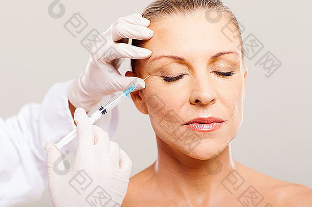 美容师给脸提升注射成熟的女人