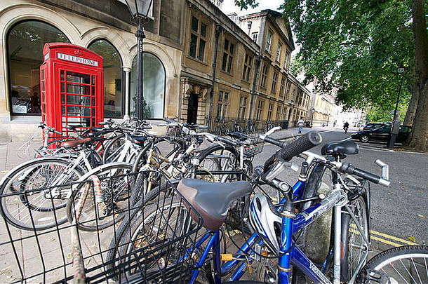 牛津大学英格兰街场景红色的电话盒子自行车城市中心