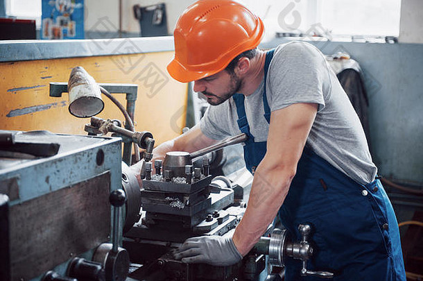 肖像年轻的工人硬他大金属加工植物工程师服务机器生产部分气体设备