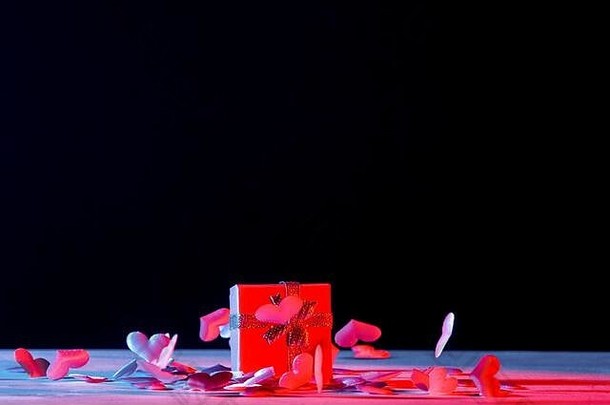 礼物盒子心粉红色的背景情人节一天蓝色的霓虹灯横幅艺术概念