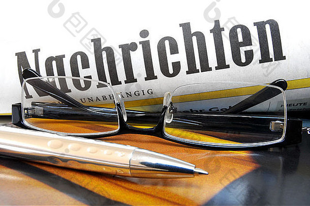 眼镜球笔前五彩缤纷的封面刻字新闻德国语言