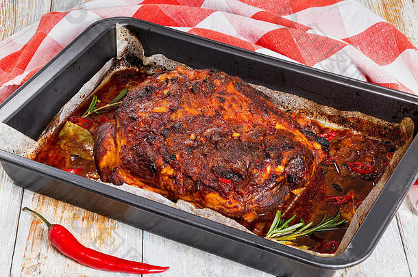 oven-barbecued猪肉肩膀烤烤锅节日晚餐白色剥油漆董事会厨房毛巾背景真实的矩形