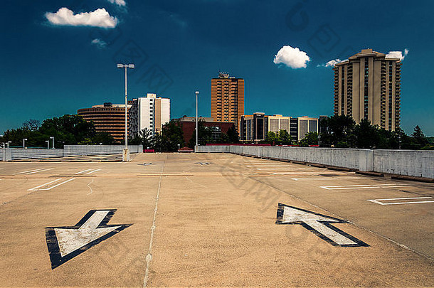 箭头停车很多视图高层建筑停车车库陶森市马里兰