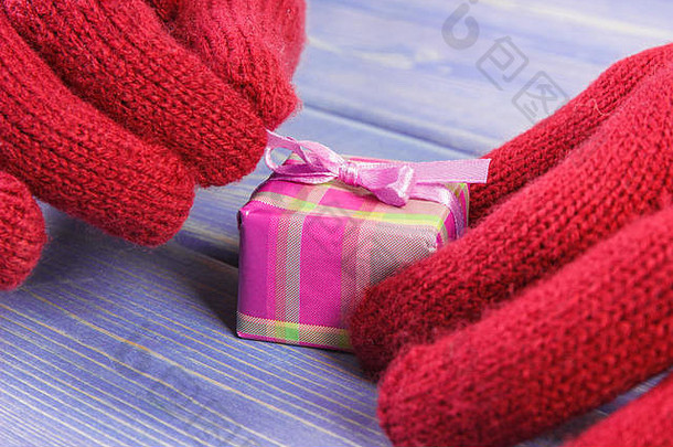 手女人红色的羊毛手套拆包开放色彩斑斓的礼物圣诞节情人节<strong>生日</strong>庆祝活动