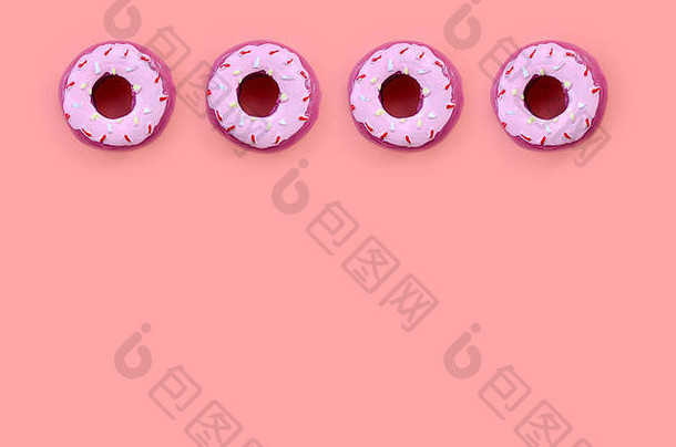 小塑料甜甜圈谎言柔和的色彩斑斓的背景平躺最小的模式前视图