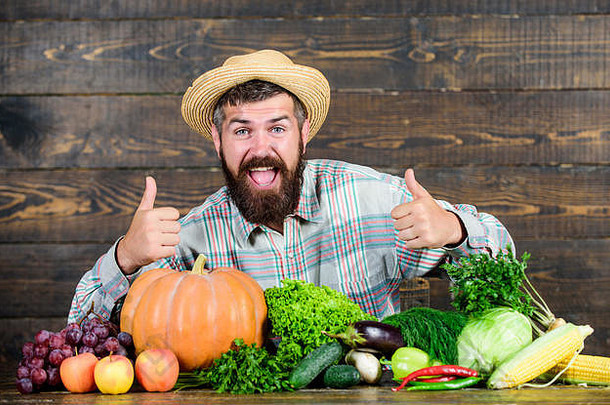 当地的市场国产蔬菜买蔬菜当地的农场农场市场收获节日出售蔬菜男人。有胡子的农民蔬菜乡村风格背景在本地种植作物概念