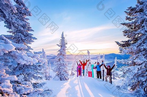 美丽的冬天景观森林雪山团队朋友单板滑雪滑雪者日出