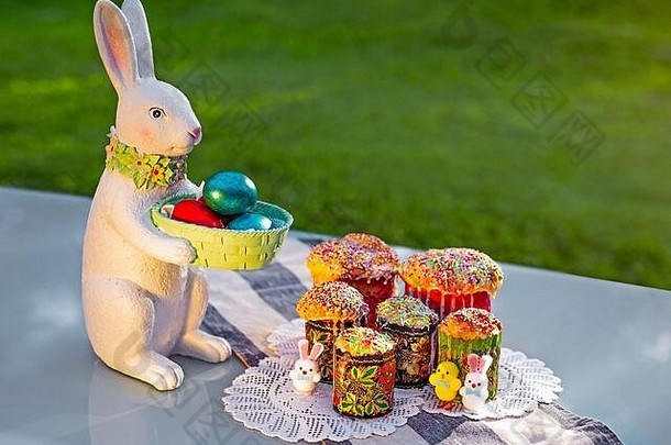兔子纪念品画鸡蛋传统的复活节面包塔姆勒绿色草背景