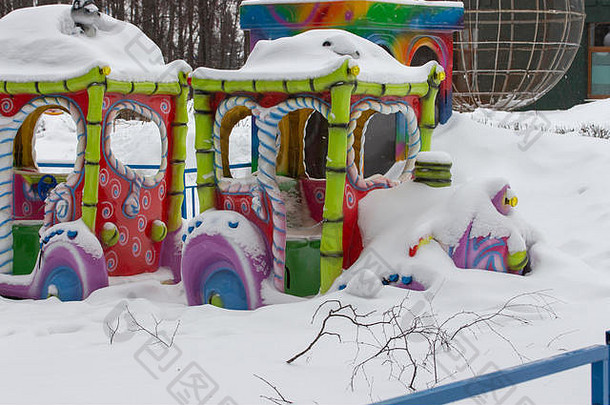 关闭娱乐公园冬天多色的蒸汽旋转木马马车覆盖厚层雪城市休闲公园孩子们colorf