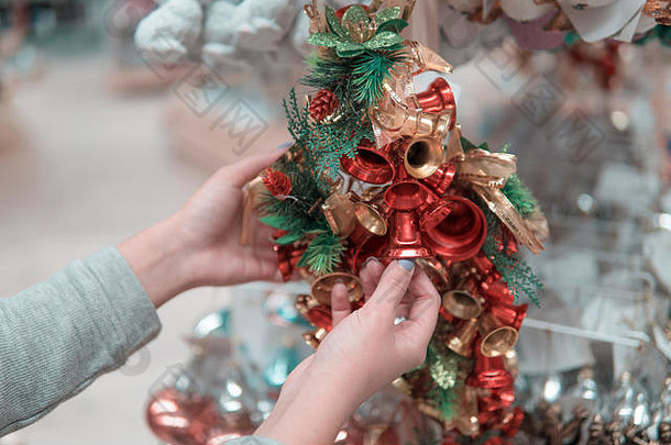 客户女孩选择圣诞节树一年的装饰钟