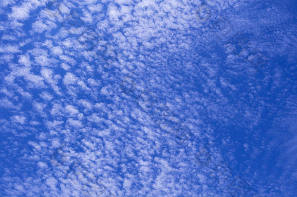 毛茸茸的云明亮的蓝色的天空