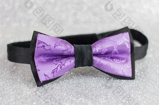 紫色的弓领带银闪亮的背景