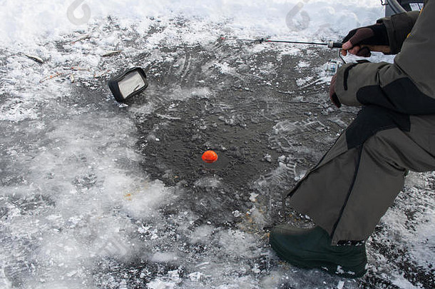 钓鱼冻湖冬天声纳洞