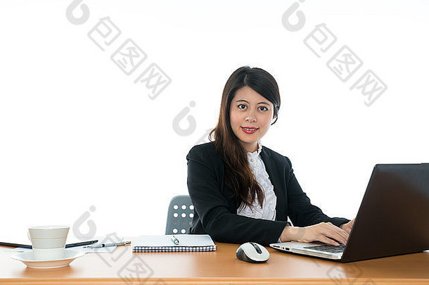 快乐女商人坐着办公室桌子上电脑