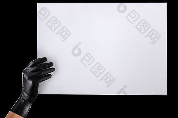 手黑色的手套持有空白纸板孤立的黑色的