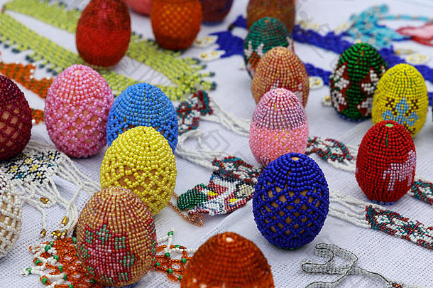 鸡蛋装饰五彩缤纷的珠子礼物复活节假期