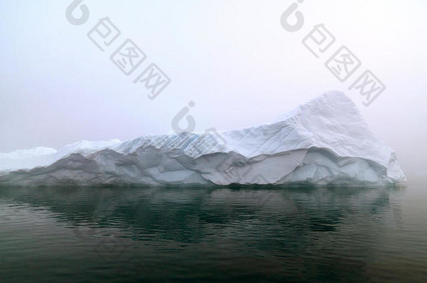 巨大的冰山北极海洋伊卢利萨特冰峡湾格陵兰岛