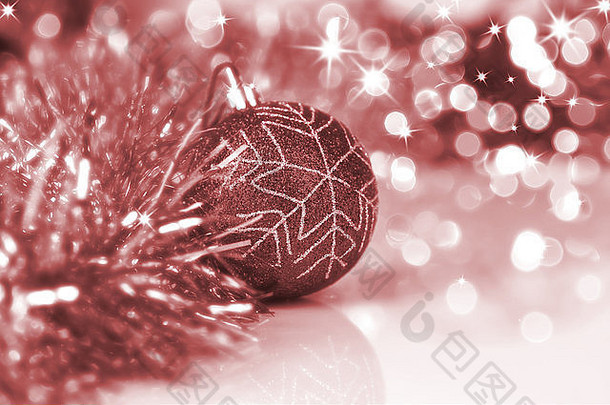 色彩斑斓的圣诞节<strong>球</strong>一年的灯散景背景