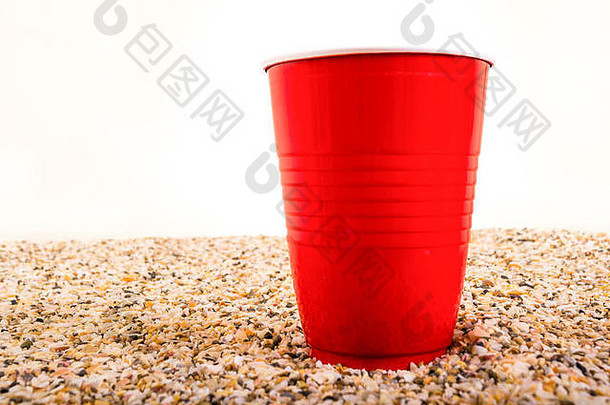 红色的塑料杯海滩沙子