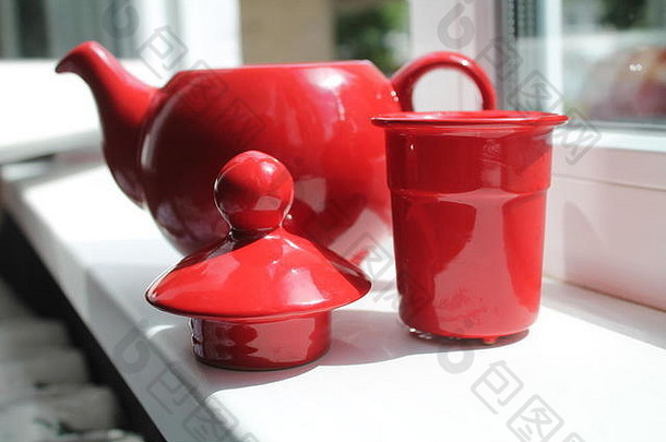 红色的粘土茶壶集筛准备焊接新鲜的茶