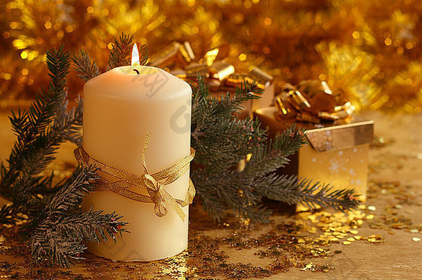 圣诞节装饰燃烧蜡烛冷杉分支礼物金散景背景