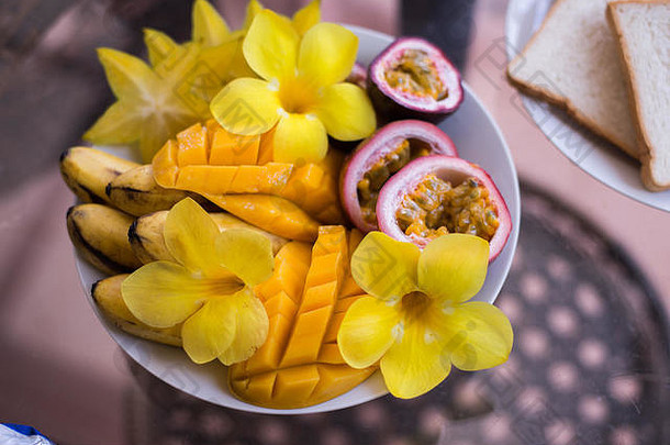 芒果香蕉激情水果碗超过新鲜的水果花