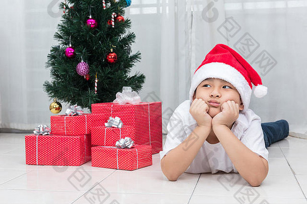 亚洲中国人男孩显示无聊表达式圣诞节礼物生活房间首页