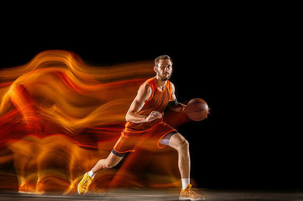 赢家年轻的高加索人篮球球员红色的团队行动跳混合光黑暗工作室背景概念体育运动运动能源动态健康的生活方式