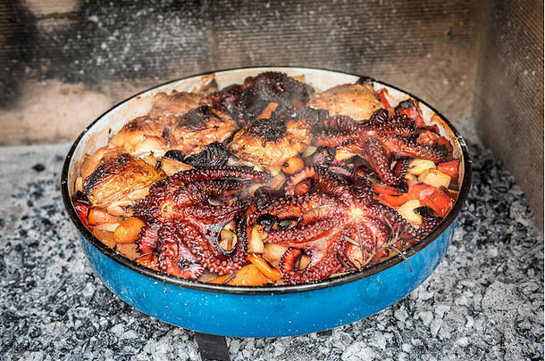 准备烹饪章鱼鸡传统的巴尔干半岛croatiangreek地中海餐敏感金属锅被称为囊萨克小袋