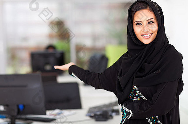 有吸引力的年轻的阿拉伯女商人展示办公室