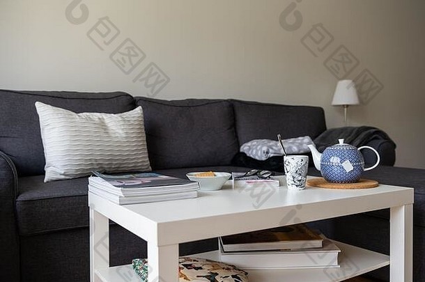 舒适的首页设置枕头毯子沙发上温暖的杯茶咖啡好书首页股票图片布莱恩霍尔姆
