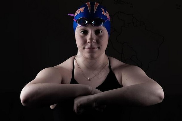 颜色肖像拍摄十几岁的女孩有<strong>竞</strong>争力的蝴蝶游泳运动员