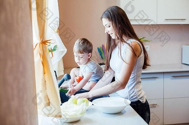 厨房妈妈儿子洗水果蔬菜