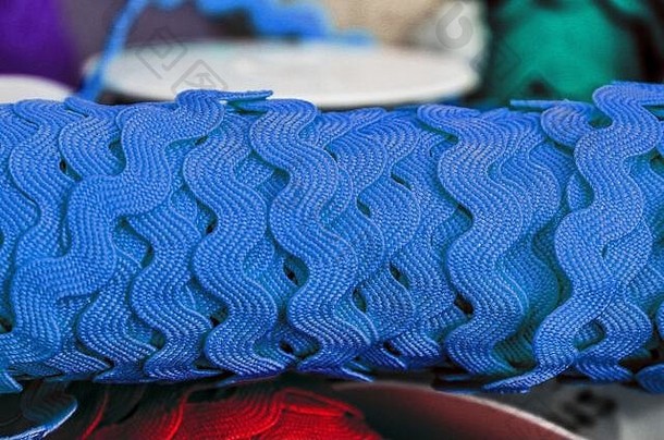 详细的特写镜头视图色彩斑斓的折叠纺织品织物表面纹理