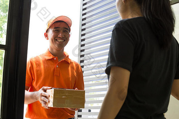 客户选择包裹通过交付工作人员送货人微笑收到了女人前面首页快递服务