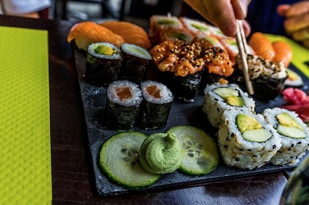吃<strong>筷子</strong>寿司集餐厅黑色的背景日本寿司食物健康的食物前视图食物集