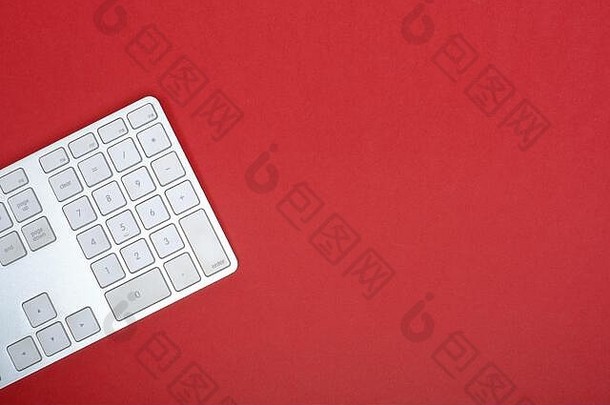 部分白色键盘孤立的红色的纸背景复制空间