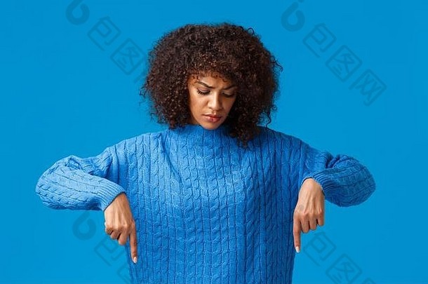 严肃的表情心烦意乱悲观的非裔美国人女人非洲式发型发型伤心冬天假期指出手指盯着