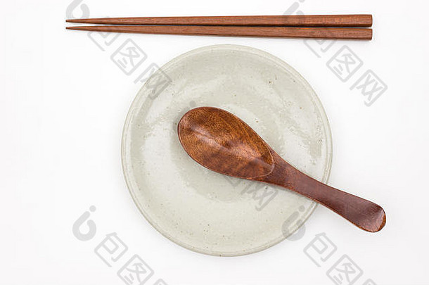 传统的日本木筷子木勺子白色陶瓷板