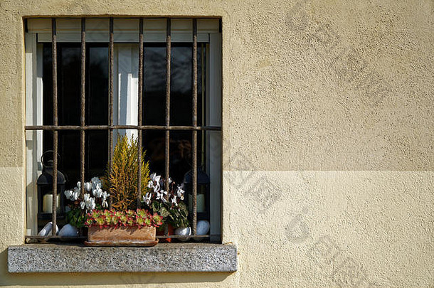 古董烧烤窗口干花花盆窗口窗台上阳光明媚的一天意大利风格