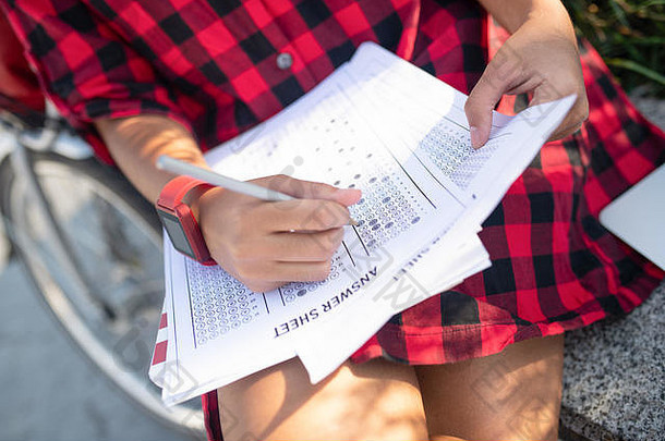学生穿红色的检查衬衫写作答案测试