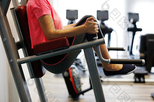 女人体育运动健身健身房重量培训美身体健身女孩哑铃