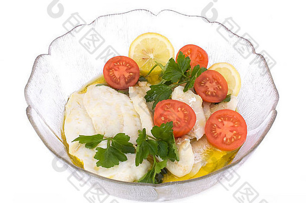 碗鳕鱼鱼沙拉孤立的白色背景