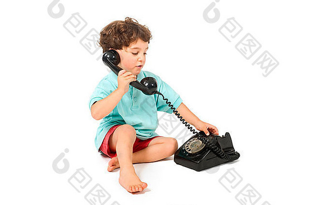 年轻的男孩会说话的复古的电话孤立的白色
